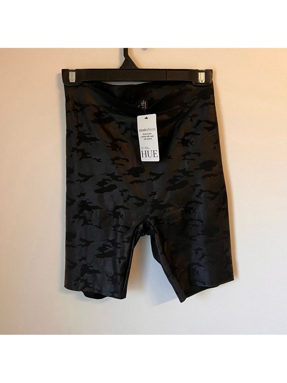 NWT Hue Super Sleek Black Camo Print Biker Shorts Size Medium